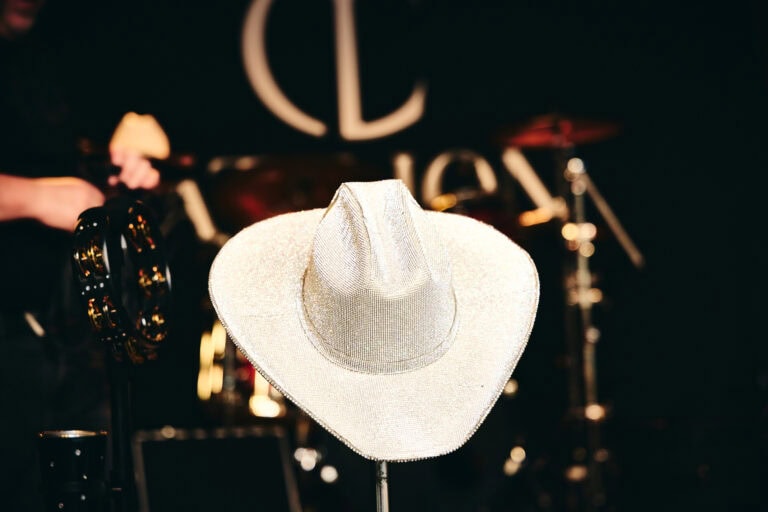 Silberner Cowboyhut im Musikclub.