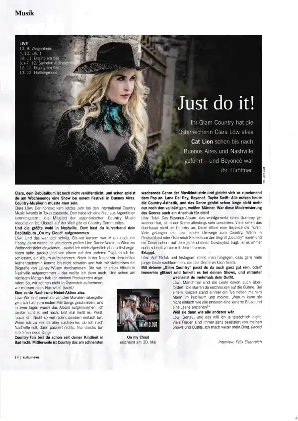 Ciara Löw in Glam Country Mode und Hut posierend.