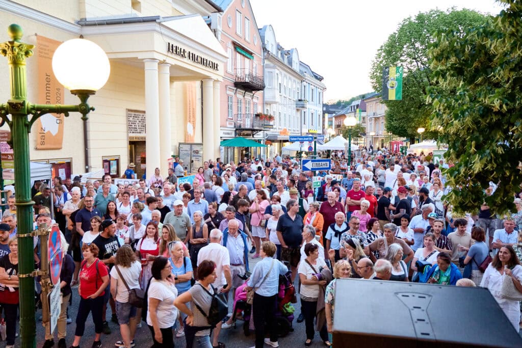 Große Menschenmenge vor dem Lehár Filmtheater.