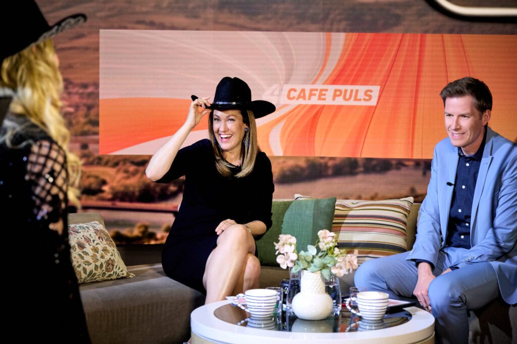 Talkshow-Gäste genießen fröhliches Gespräch bei Café Puls.