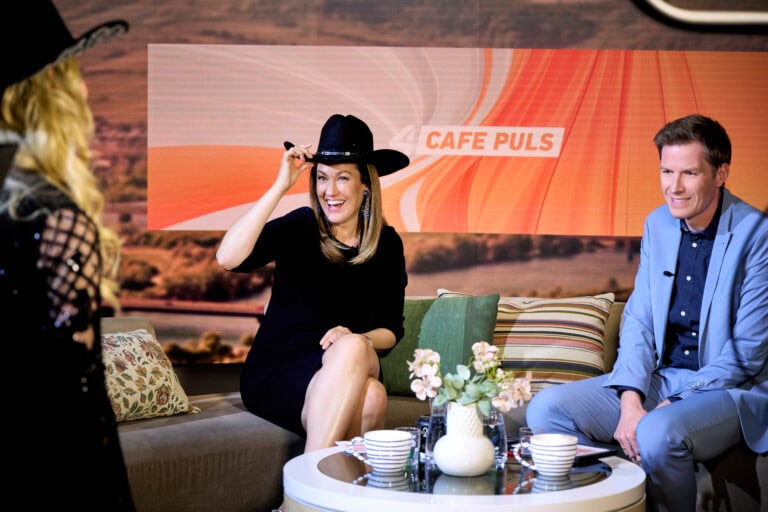 Talkshow-Gäste genießen fröhliches Gespräch bei Café Puls.