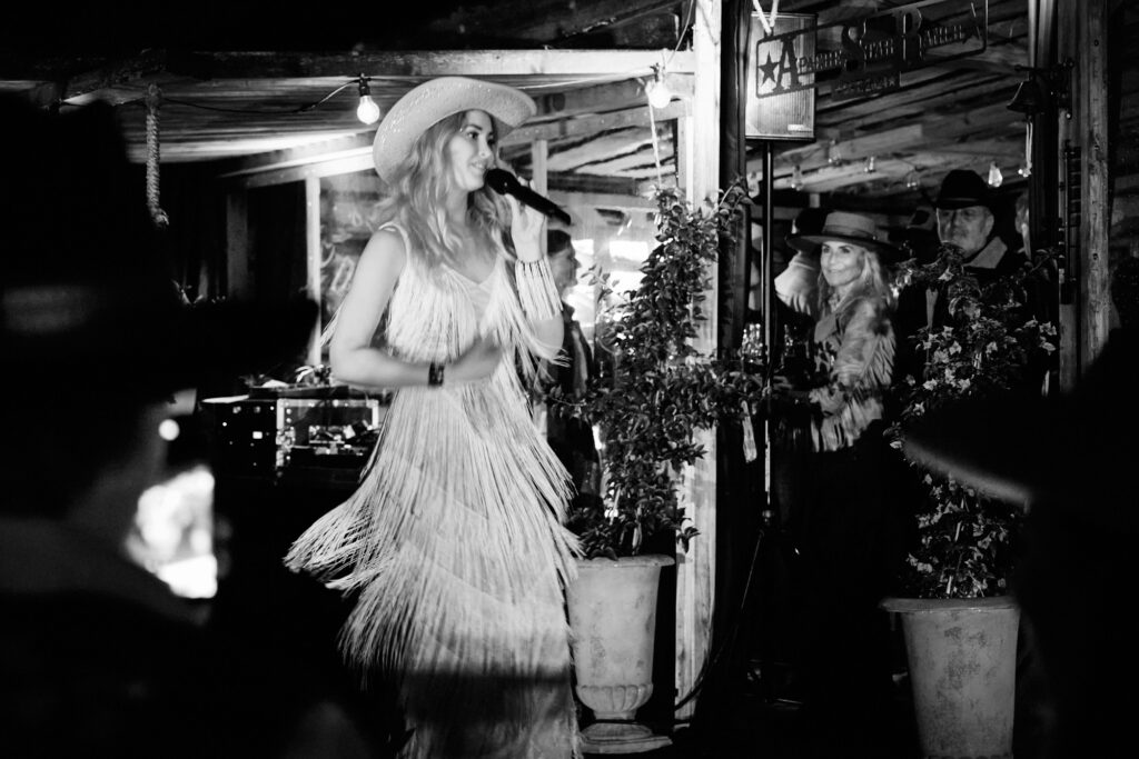 Sängerin mit Cowboyhut bei Country-Musik-Event