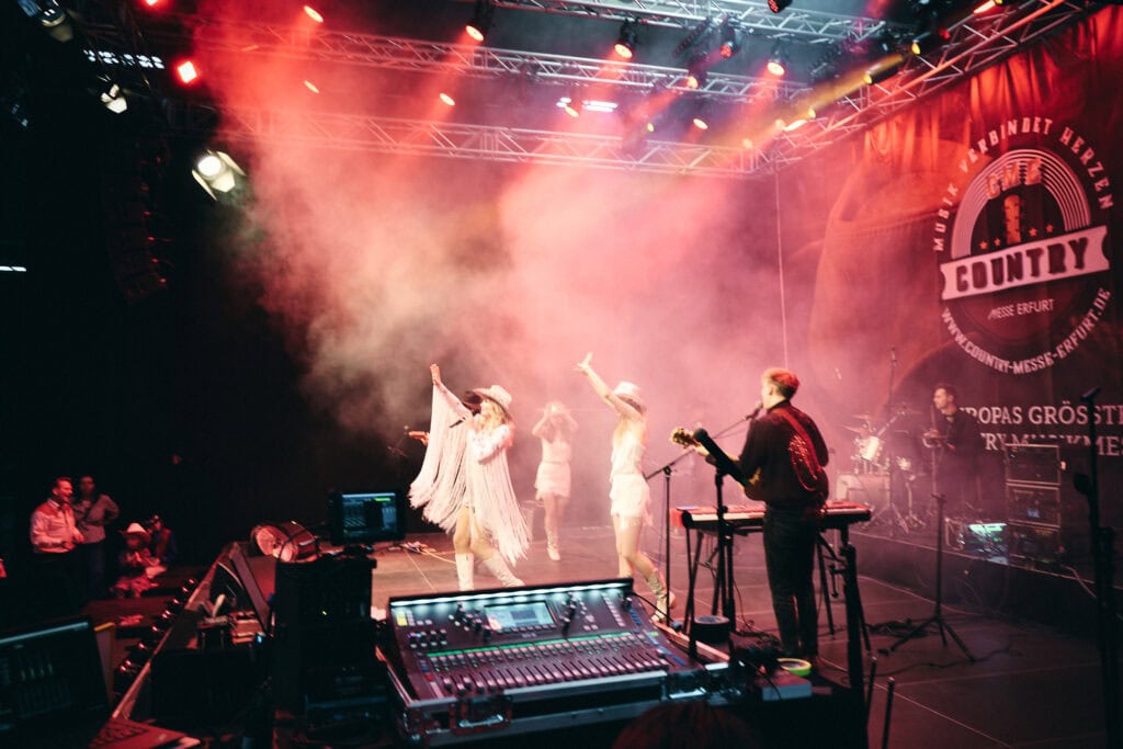 Konzert mit Country-Musik und beleuchteter Bühne