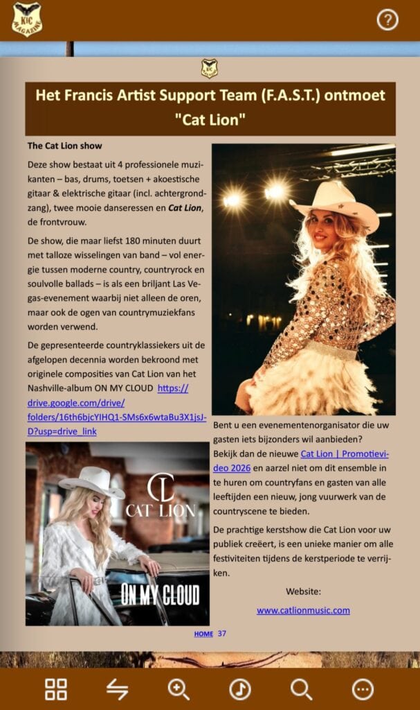 Frau im Cowboyhut vor Scheinwerfern lächelnd.