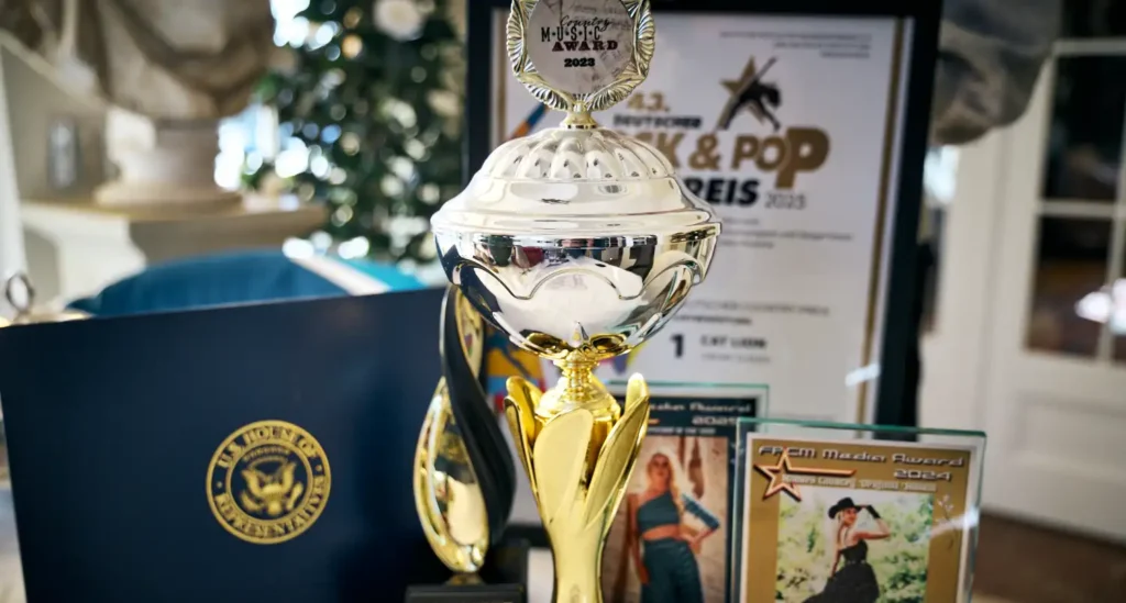 Nahaufnahme von Musik- und Medienauszeichnungen 2023