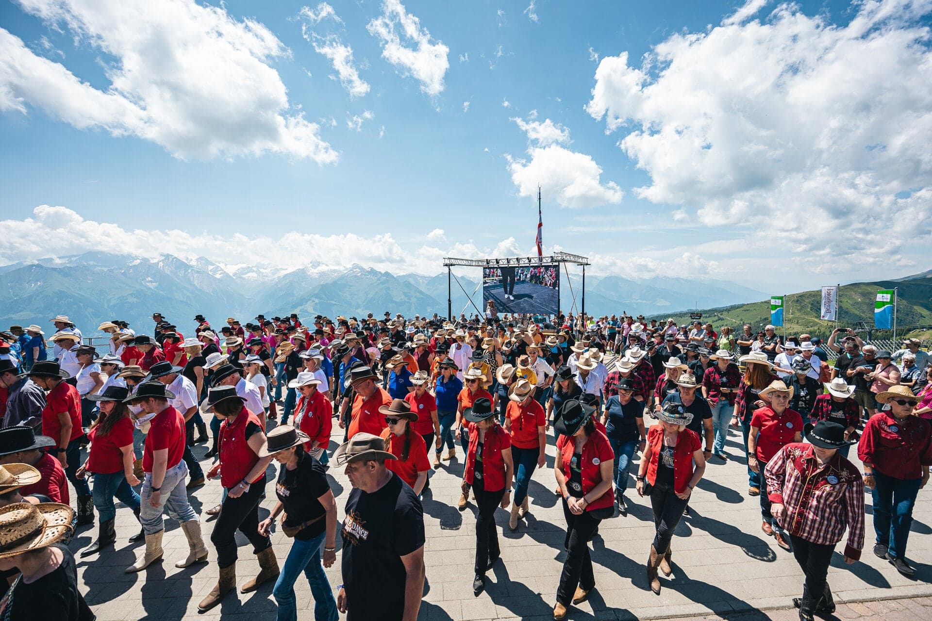 Großes Publikum beim Line Dance AlpFestival Weltrekordversuch